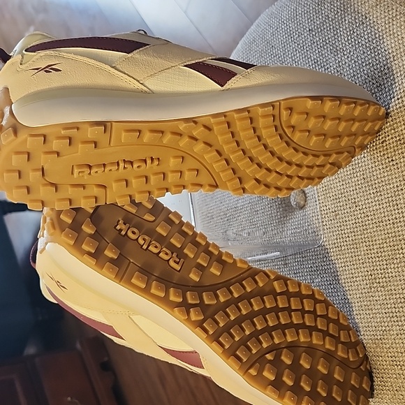 Reebok Men's Beige and Burgundy Sneakers - Picture 3 of 4